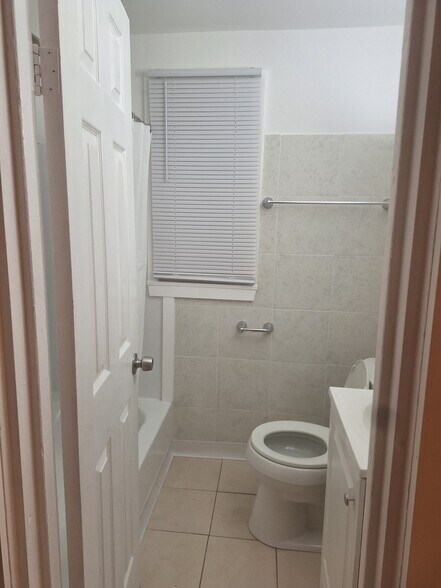 Bath - 4546 S Rockwell St