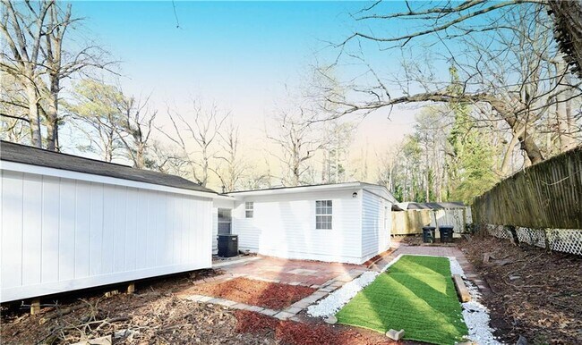 Building Photo - 88 Lucia Dr SE