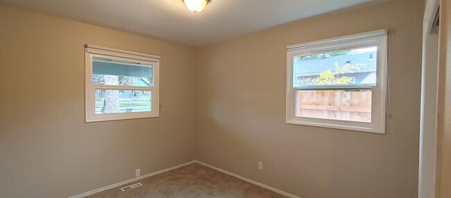 Building Photo - Darling Updated 3 Bedroom Ranch Located a Block from Glenwood City Park and Just a few Blocks fro...