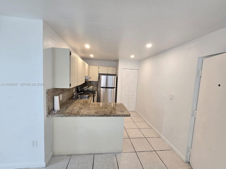 Building Photo - 2727 NW 17th Ter