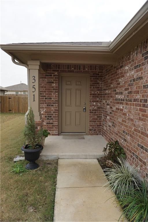 Building Photo - 4 Bed, No Carpet Home in Kyle, Available for July Move-In