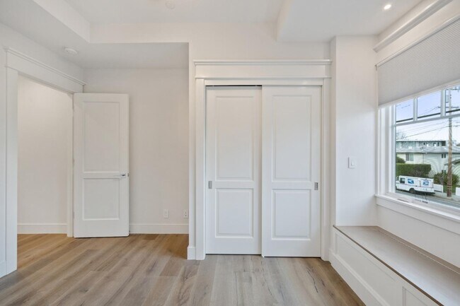 Building Photo - 261 E Bellevue Ave