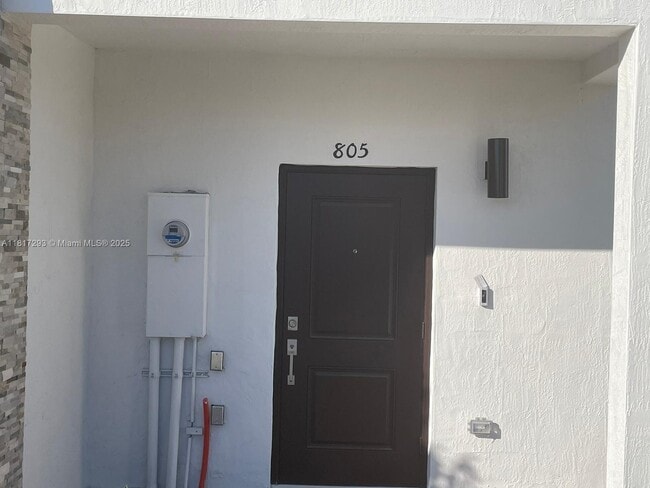 Primary Photo - 805 NE 211th St