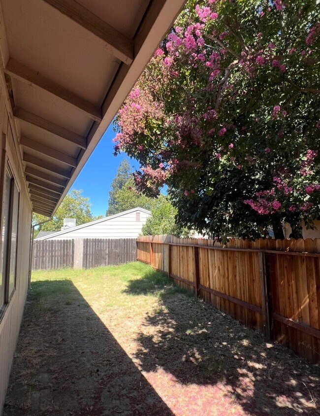 Building Photo - BEAUTIFULLY REMODELED 3 BEDROOM DUPLEX!!