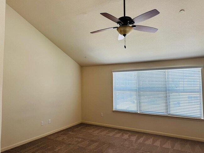 Building Photo - 1620 Bryant Dr