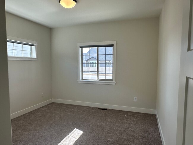 Building Photo - 3 Bedroom 2 Bath home on the west end!