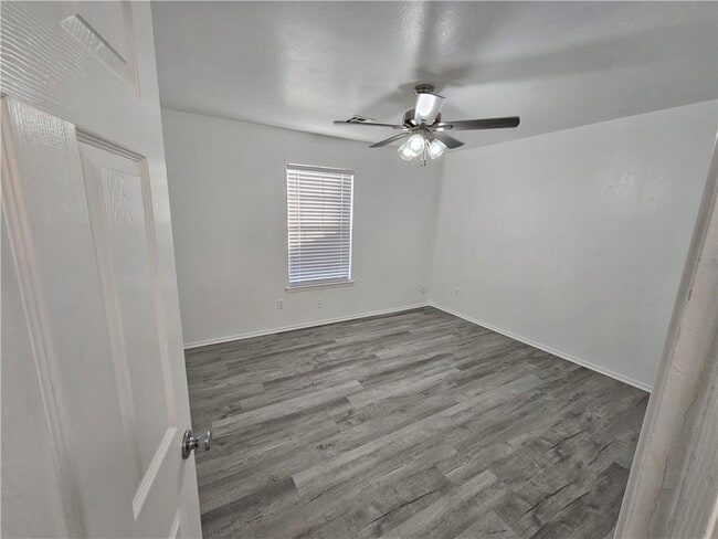 Building Photo - 2324 W Roselawn St