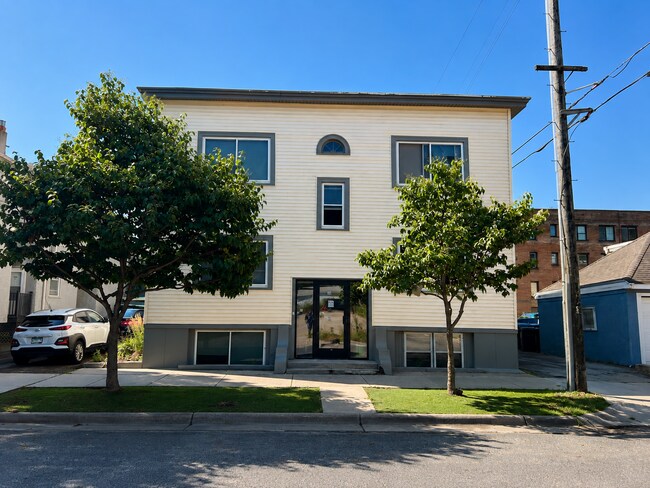 Building Photo - 807 W 25th St