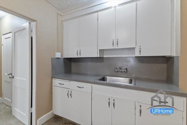 Building Photo - Exceptional Value: Charming Portland Studio ($1,100)