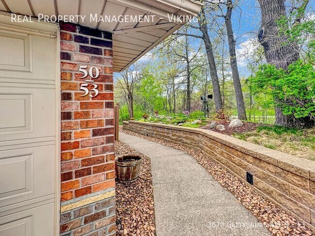 Building Photo - Renovated 2 Bed 1.5 Bath 1 Car Garage! - D...