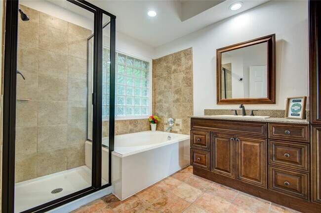 Building Photo - 1810 Oakleaf Cir