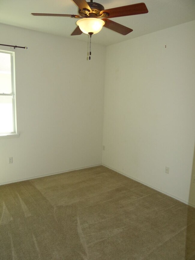 Building Photo - Spacious 4/2/2 home in south St Petersburg