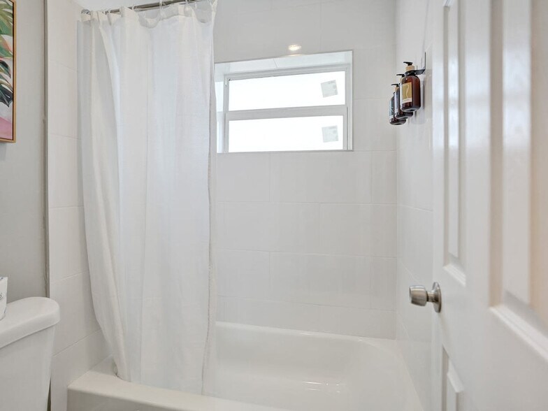 Building Photo - 3204 NE 9th St