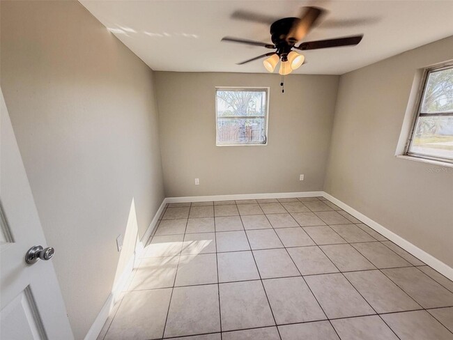 Building Photo - 818 Bayview Dr