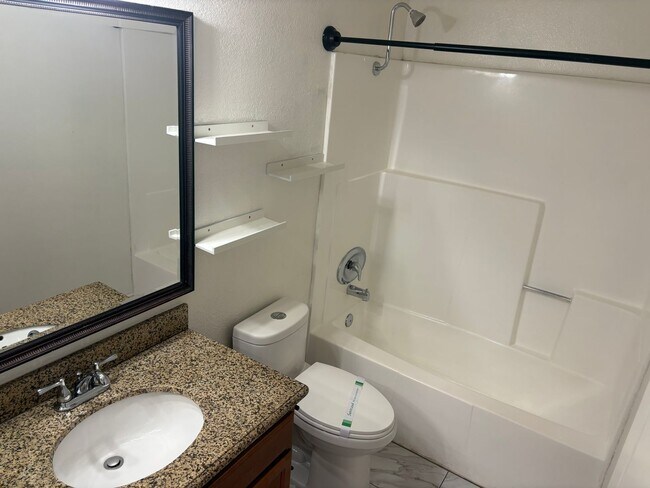 Building Photo - Charming 2 bedroom 2 bathroom Condo in Oceanside!