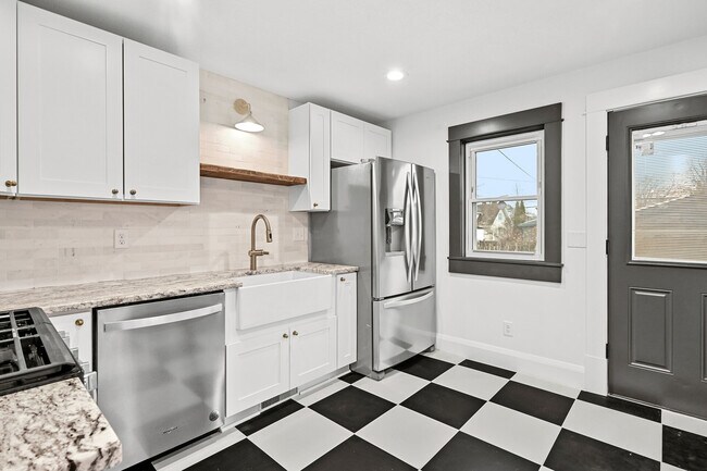 Building Photo - 3127 33rd Ave S