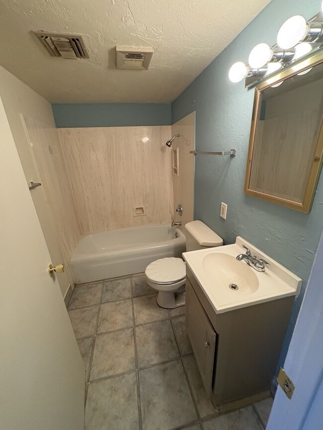 Building Photo - Great central location on cul-de-sac