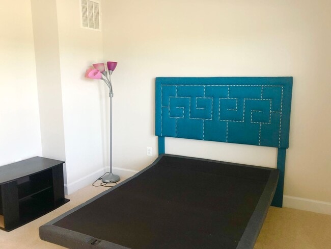 Building Photo - Newly Built Townhome with Tons of Space an...