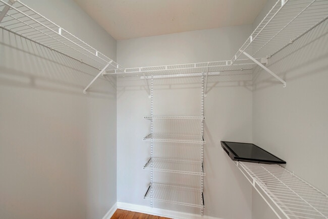 Building Photo - 974 N Village Dr