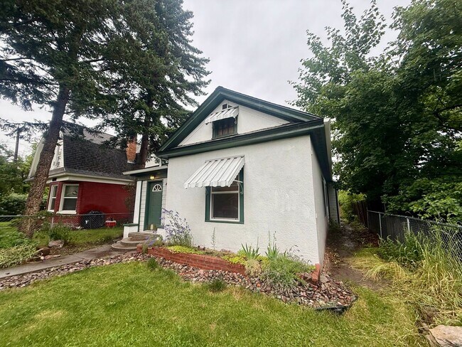 Building Photo - Gorgeous 4 Bed / 2 Bath Home on 6th Street!
