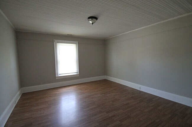 Building Photo - Exclusively Offered By Muse Realty Rentals...