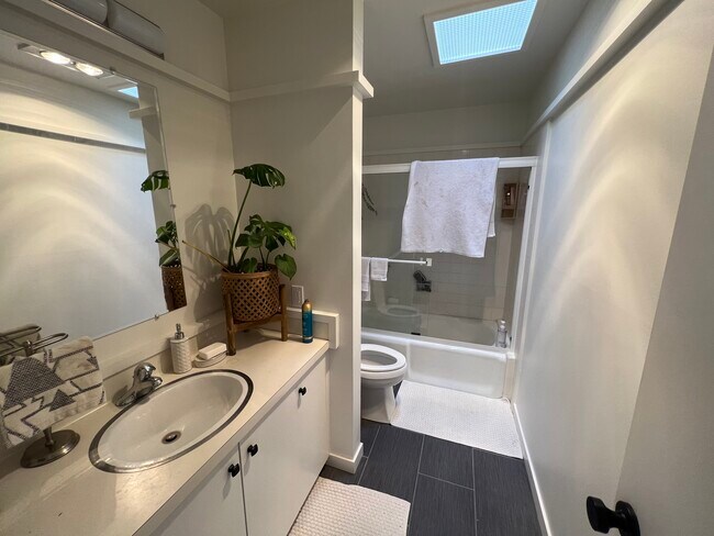 Building Photo - 15 Sulgrave Ln