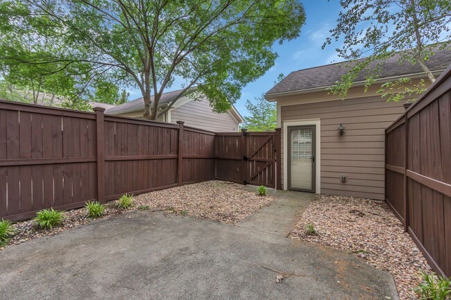 Building Photo - Charming Townhome in the Heart of Berry Fa...