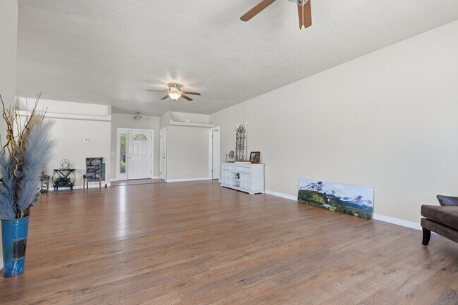 Building Photo - 1285 Claremont Dr