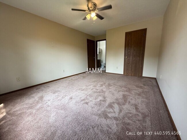 Building Photo - 8655 Scenicview Dr