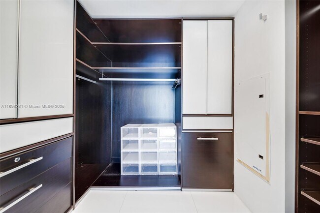 Building Photo - 200 Biscayne Blvd Way