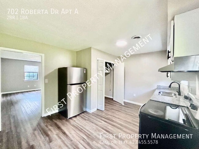 Building Photo - 702 Roberta Dr