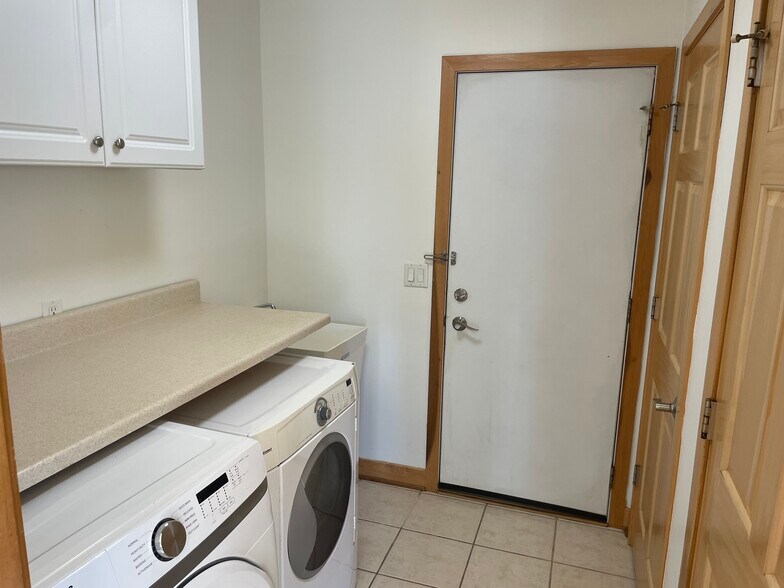 Building Photo - 3169 Pleasant St