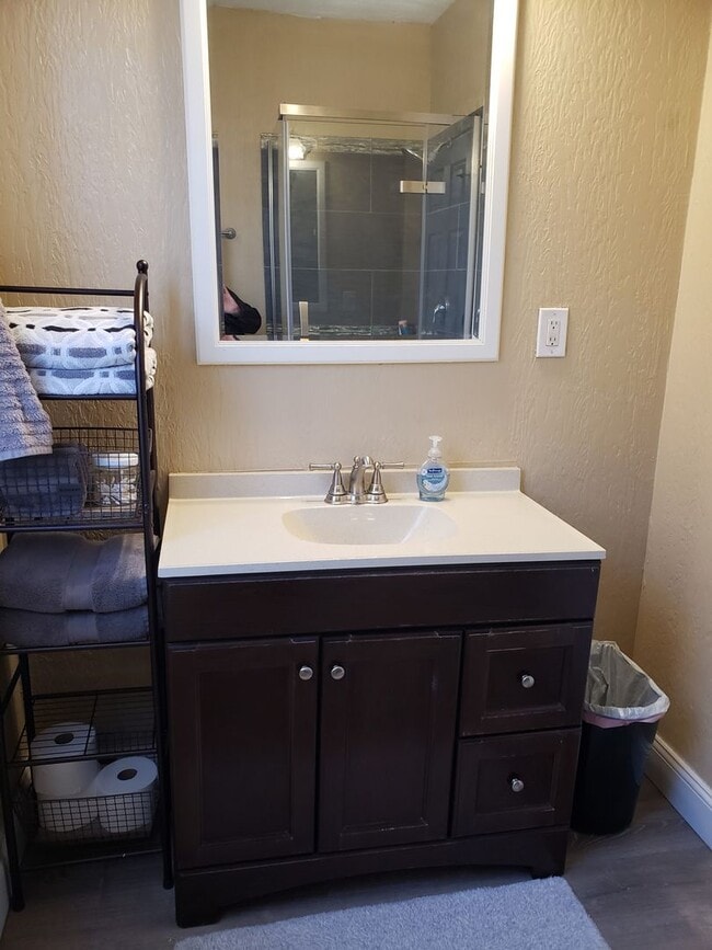 Building Photo - Stylish & Spacious 3-Bedroom Home with Off...