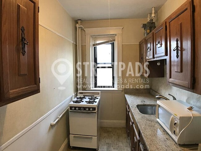 Building Photo - bedroom in Malden MA 02148