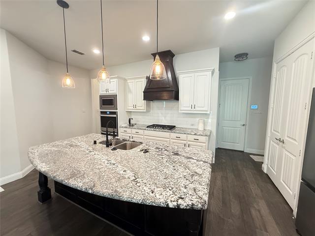 Building Photo - 2113 Caroline St