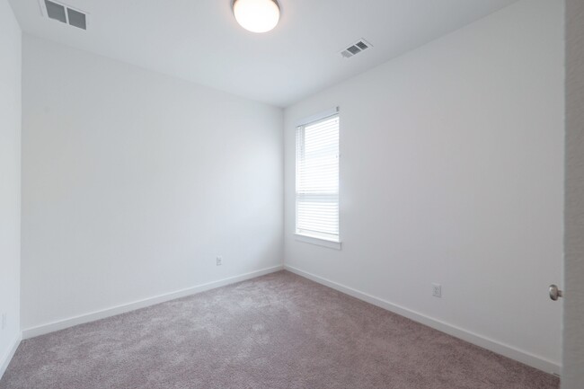 Building Photo - 124 Rosebush Dr
