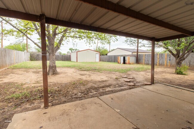 Building Photo - 1302 Mockingbird Dr