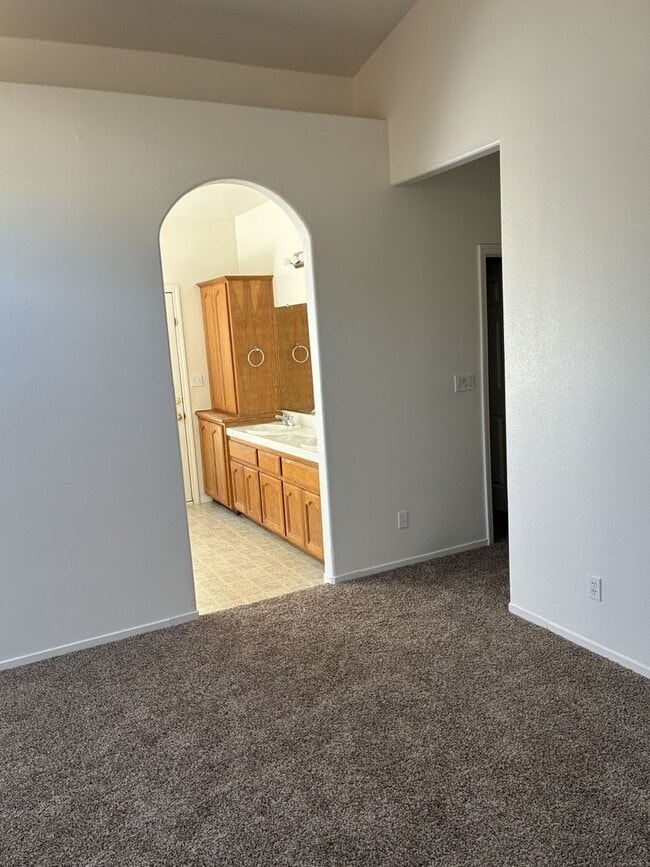 Building Photo - 3 Bedroom 2 Bath Home