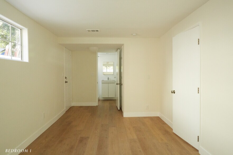 Building Photo - 3644 Greenfield Ave