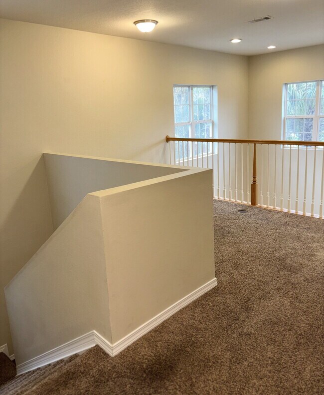 Building Photo - "Spacious 4-Bed Townhouse in Fort Walton B...