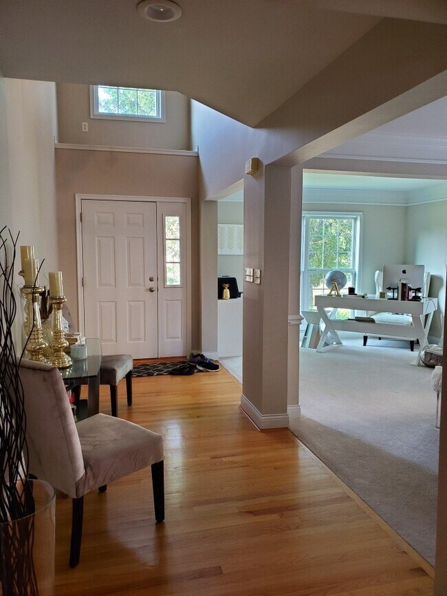 Building Photo - Executive home located near Bellbrook