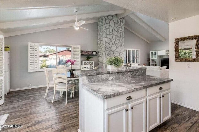 Building Photo - 7526 N Vía De La Campana