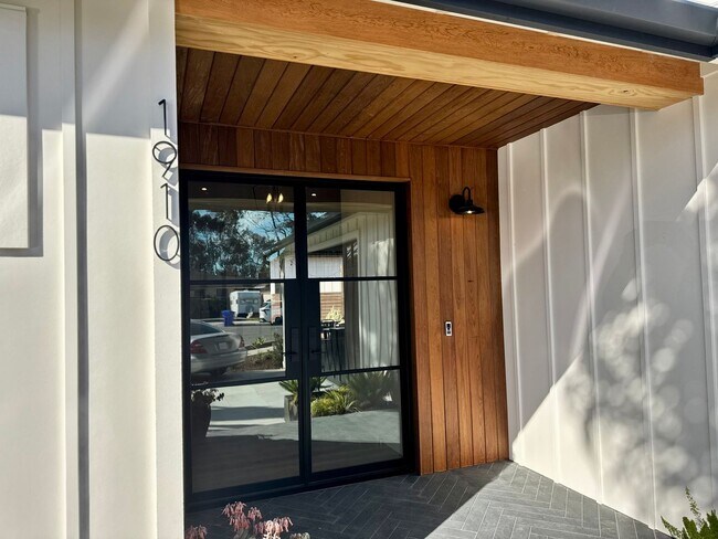 Building Photo - 1910 Raymond Ln