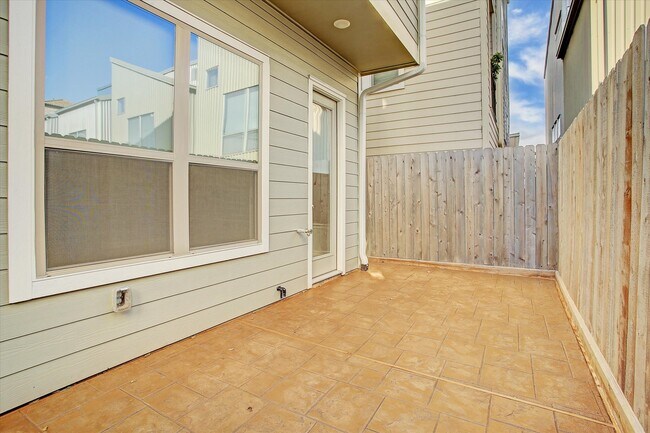 Building Photo - 909 Rhode Pl