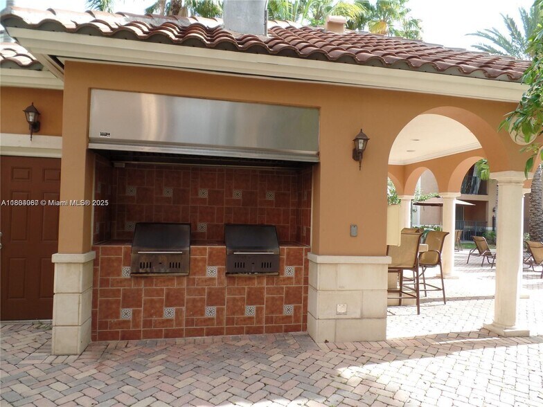 Building Photo - 6801 SW 44th St