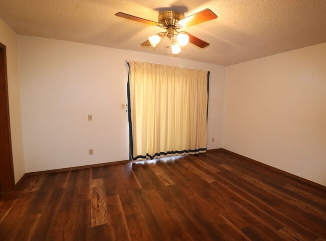 Building Photo - Large home close to Lyon