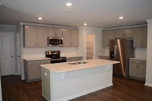 Building Photo - 840 Bellewood Gardens Dr