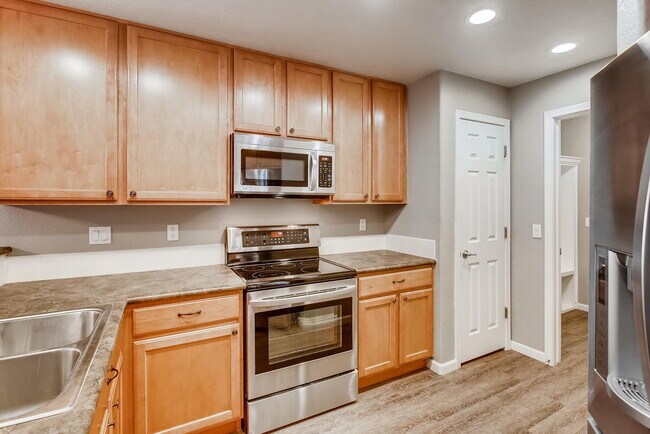 Building Photo - Gorgeous 5 Bed/4 Bath Townhome with Fully Finished Custom Basement! Cherry Creek Schools!