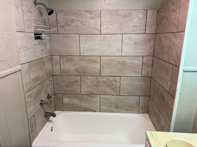 Building Photo - 2706 Palmetto Dr