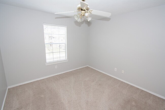 Building Photo - 1123 Andover Dr